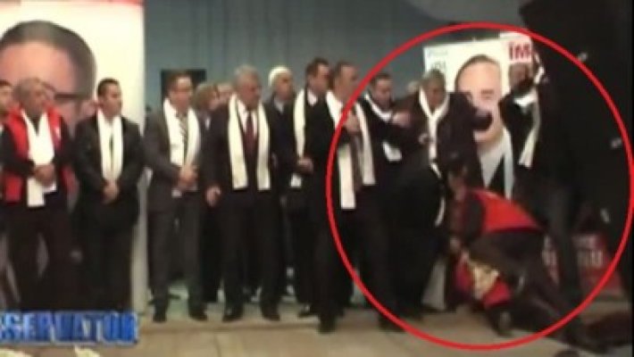 Politicieni cu greutate. Scena pe care se aflau mai mulţi candidaţi USL s-a RUPT
